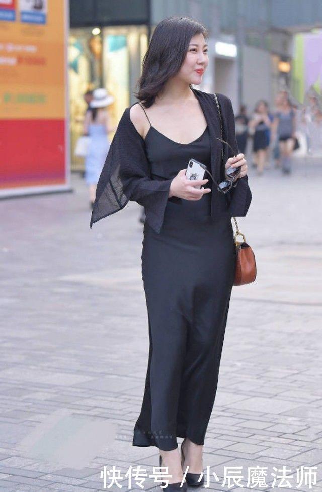吊带 美女穿搭：吊带连衣裙外加黑色薄纱外套，气质出众，笑容迷人