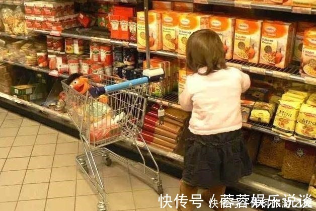 超市|一家三口逛超市,回家后发现宝宝手里有东西,妈妈纠结是否还回去