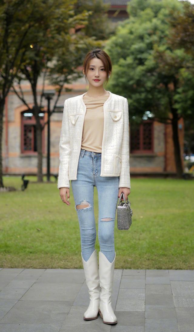 搭配|白色高筒靴不好搭配? 美女用白色高筒靴搭配出现代感, 时髦又好看