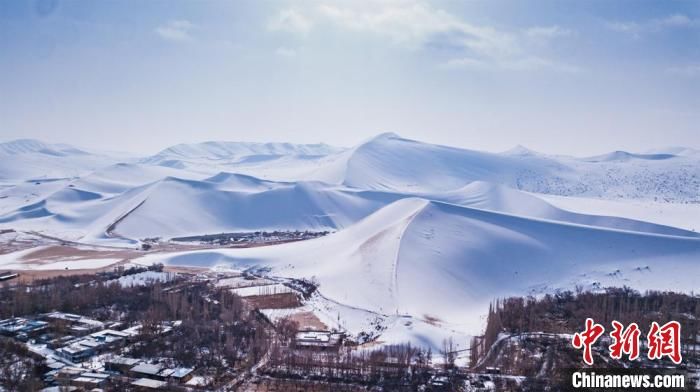 素裹|甘肃敦煌迎今冬首场降雪：沙雪交融分外妖娆