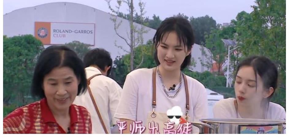 周也|《中餐厅》周也用十级美颜拍照，比原相机还精致，姚安娜却不适合