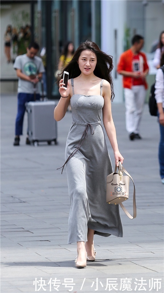 喜欢|美女穿搭:高级灰吊带连衣裙,搭配波浪般的秀发,彰显着独有的气质
