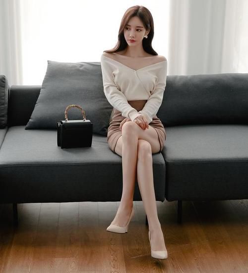 时尚穿搭孙允珠：一字斜肩开领长袖雪纺衫搭配浅棕竖纹包臀裙