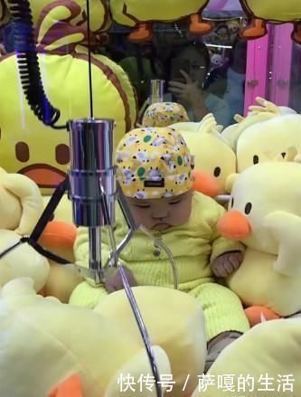 真人版“抓娃娃”火了亲爹将娃放娃娃机,娃一脸“仇视”笑翻了