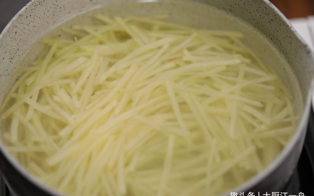 炒土豆丝,什么时候放醋很关键,大厨教你一招,随便炒都爽脆好吃