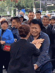 |搞笑GIF：妹子，我就想看看你怎么出来！