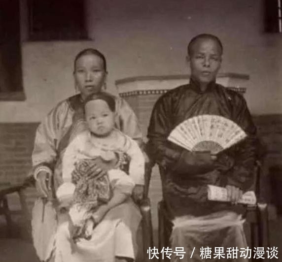 屋檐|晚清老照片地主婆走路很霸气,百姓爬到屋檐上看热闹!