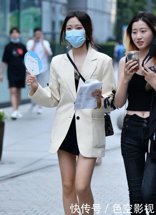 连衣裙的打扮回头率超高,稳重不踩雷,女神风格更突出