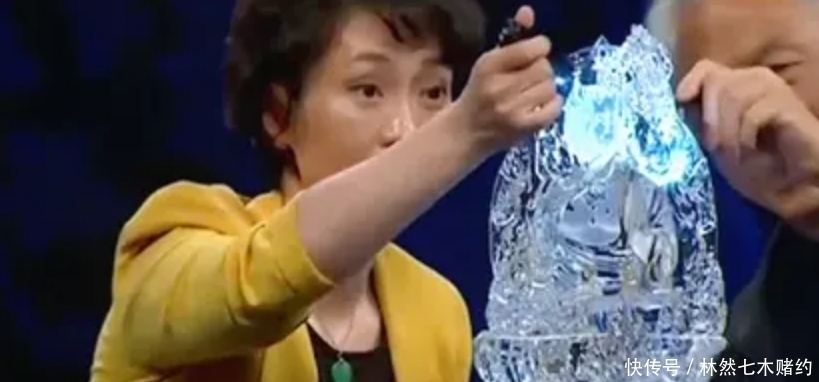 女子拿家中的菩萨去鉴宝,专家关灯后用光一照,直言:不用鉴定了