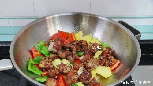 菠萝排骨要如此做,才会好吃,很多人顺序错了,当然不好吃了