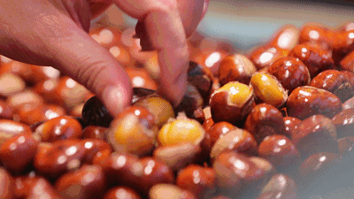 去壳|板栗去壳原来这么简单,教你一招,几分钟剥一大盘,又快又完整