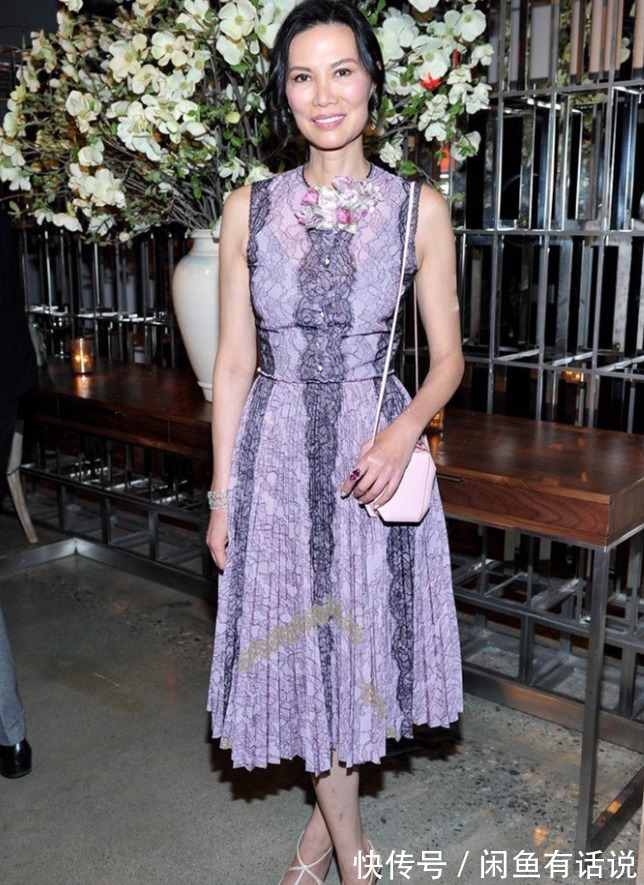 气质|女人过了50,买裙子尽量避开这3种颜色,看着年轻却容易拉低气质