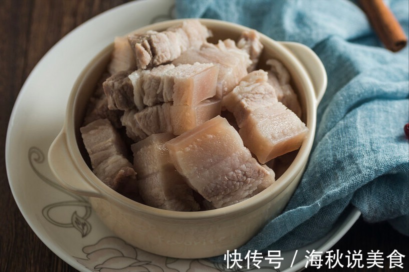 炖红烧肉,别直接加水炖,牢记3窍门,出锅不柴不腥,一点不油腻