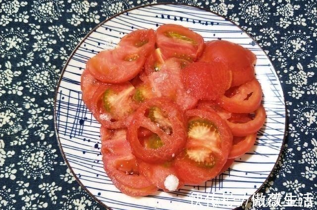 凉拌西红柿,只知道放糖就错了,难怪西红柿不出汤,大厨这样做