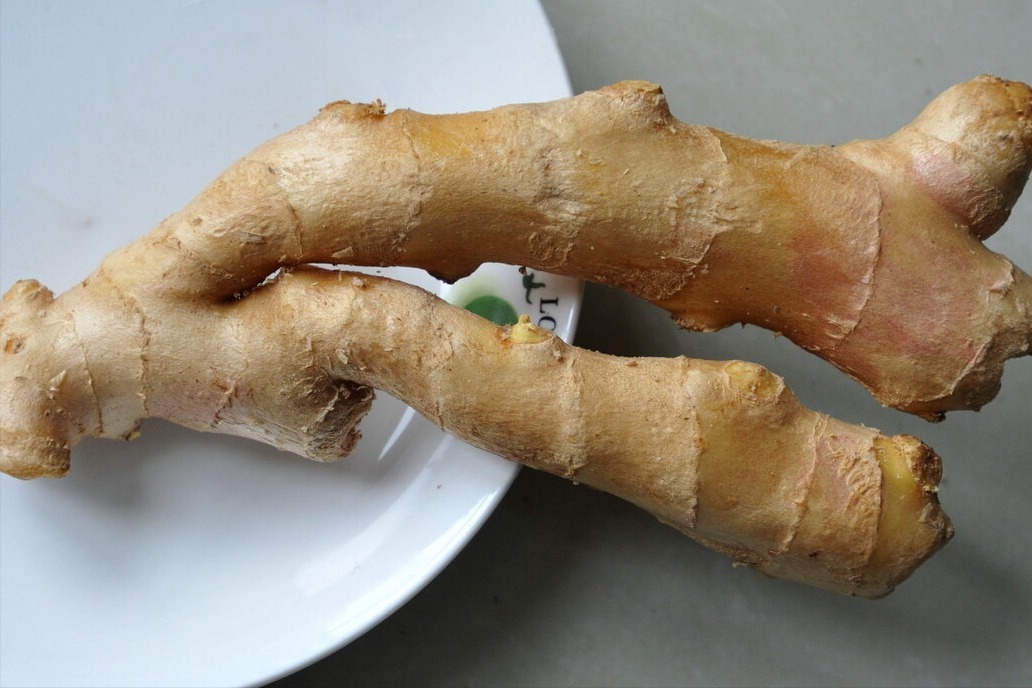 生姜吃不完,保存有难度,教你1个好方法,放半年都新鲜饱满