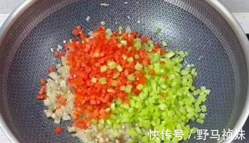 浸泡|黄豆要提前给它浸泡一夜，不腌不焖，切碎一炒，随吃随取也是很方便，特方便