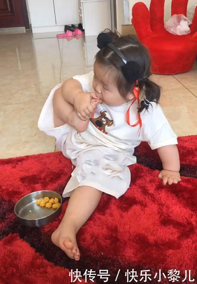 脚丫|爸爸当女儿面抠脚，女儿就此学会一项“绝技”，妈妈看后无法淡定