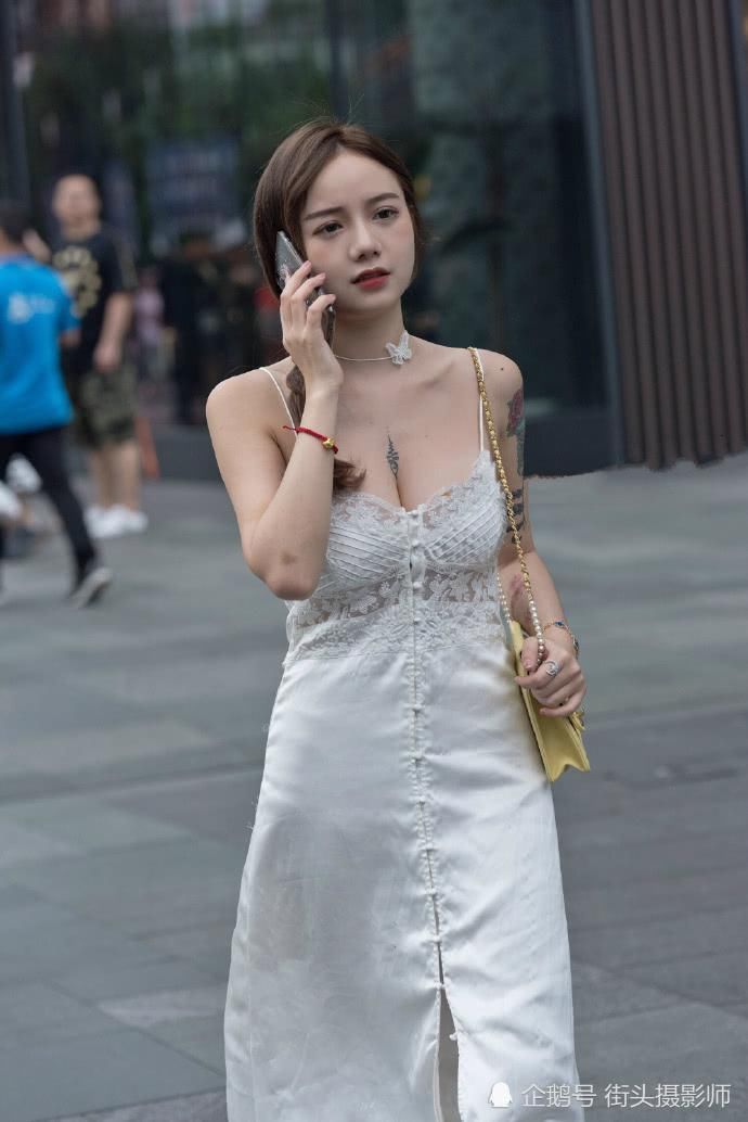 个性|披肩麻花辫配个性纹身V领长裙甜到心坎美得不讲道理