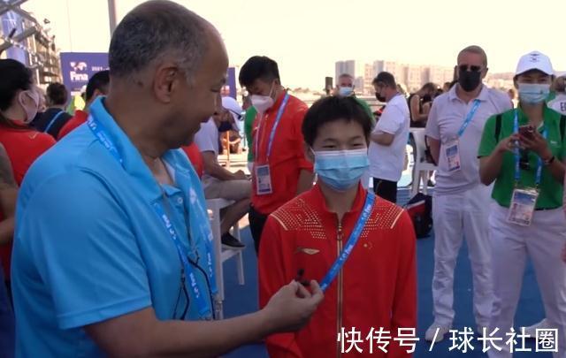 fin国际泳联主席亲自采访,让全红婵捂脸害羞,全妹谈跳海说出大实话