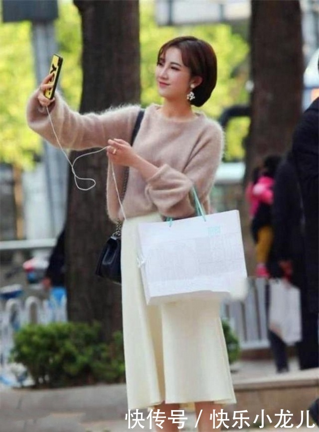 时尚穿搭,下半身配上米白色的蕾丝面料,看起来很个性