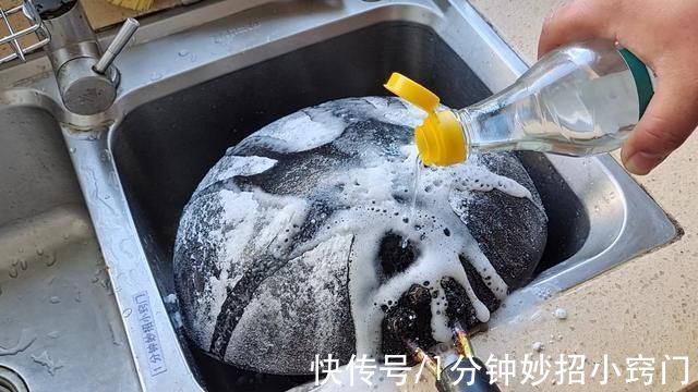 不管锅底黑垢多厚，教你一招，黑垢轻松掉下来，还你一口新锅