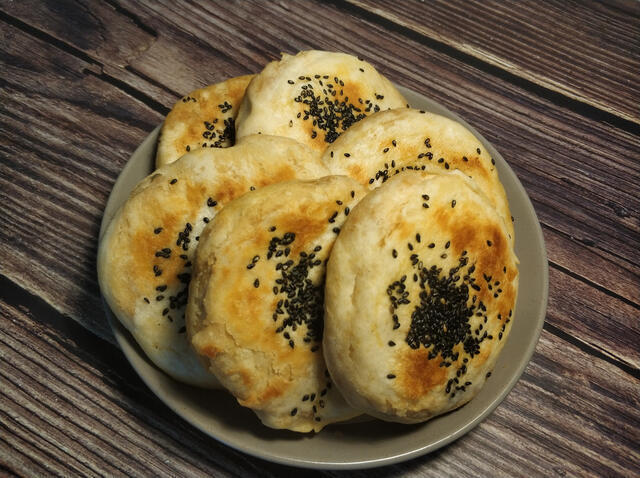 两勺芝麻酱、一碗面粉，教你在家做麻酱烧饼，学会不用再去买了