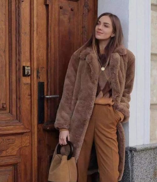 ?大衣里面穿什么才时尚？今年推荐这3种“内搭”，减龄保暖又耐看