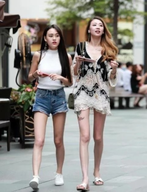 街拍:小姐姐身穿抹胸连衣裙,波点的印花,俏皮之中带着可爱气质