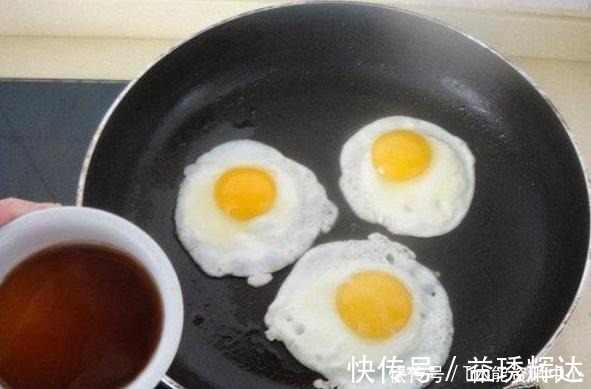 煎鸡蛋，直接倒油煎就错了！多做2步，不粘锅不煎糊，鲜嫩又入味