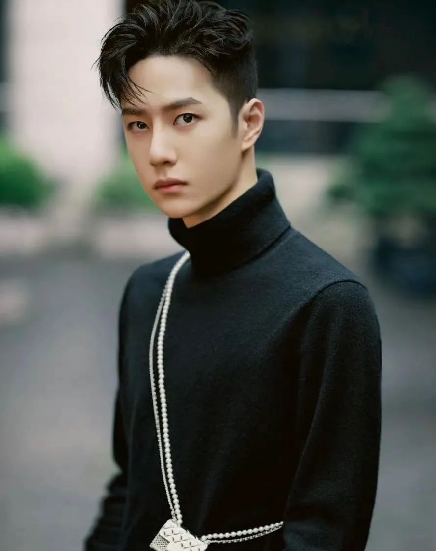 geek|赵露思尝试了各种风格,最终还是决定走小白花路线