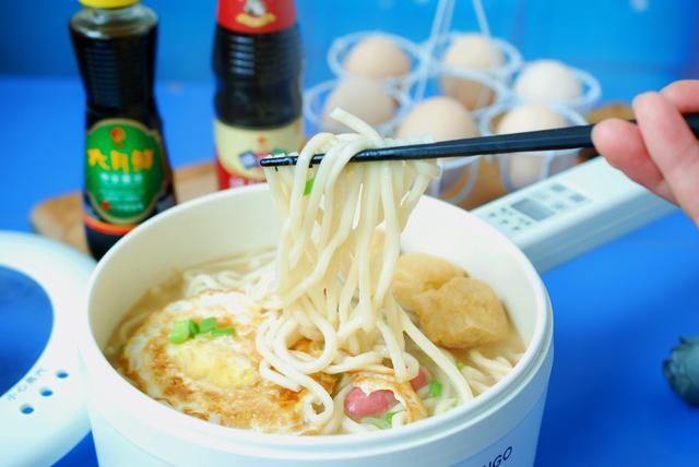 天冷，别亏待自己，给自己煮一碗热乎乎的葱香鸡蛋面，真香啊