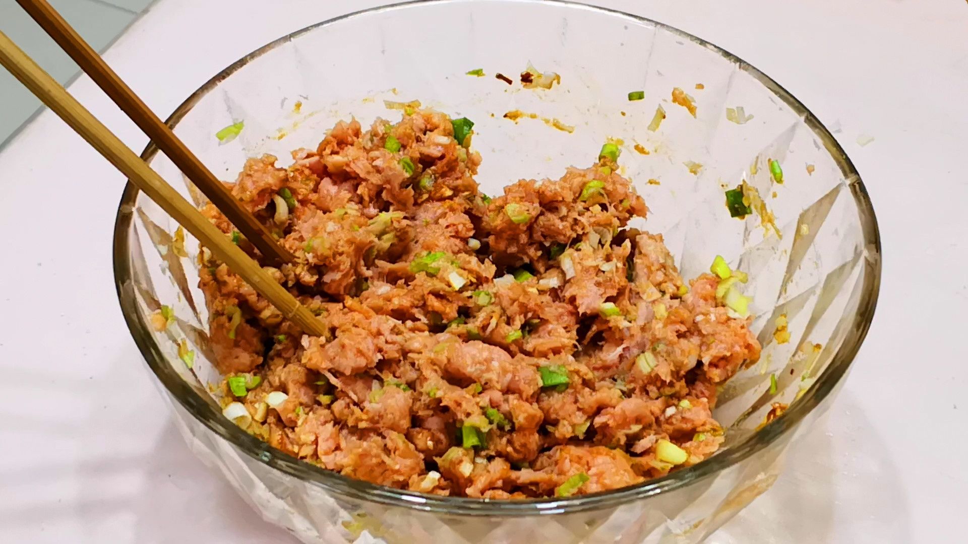  饺子|酸菜饺子好吃有诀窍，只需学会如此调馅，酸菜没异味，味道格外香