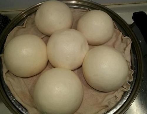 面包|酵母发面速度太慢?教你这样做,30分钟发满盆,馒头比面包还松软