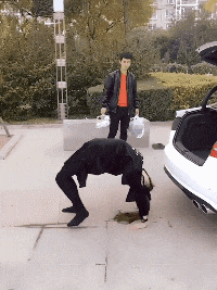 |搞笑GIF:小姐姐你这样做烧烤,其他人怎么吃得下