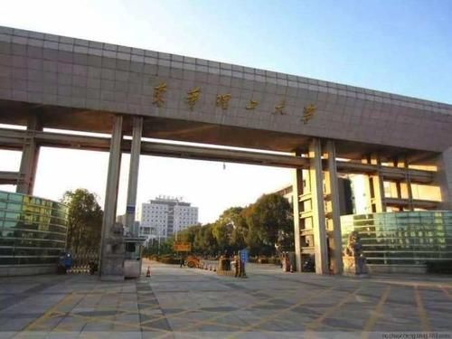 我国“一字不差”的2所大学录取分相差达百余分，网友：差点报错