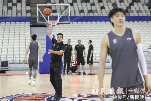 王哲林|铭记场面｜新赛季再出发！上海男篮踩点新主场展望新征程