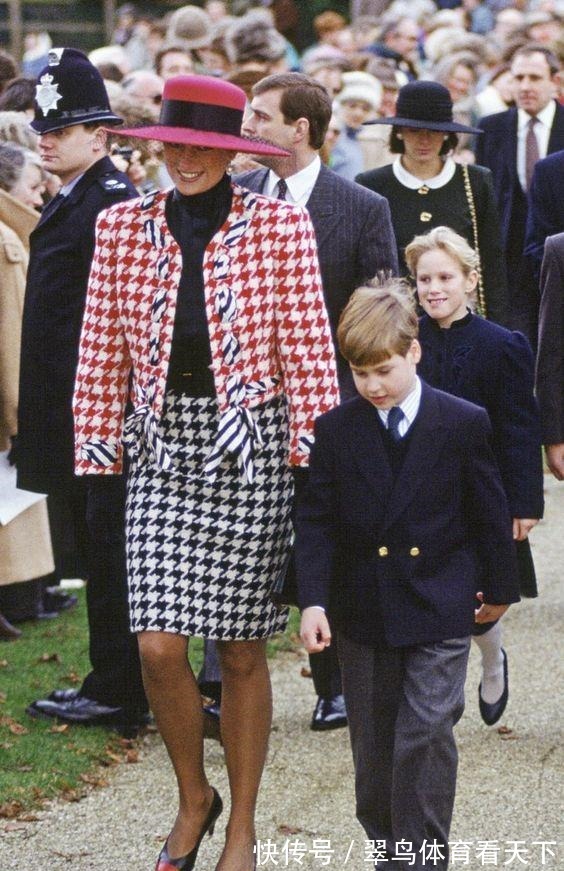 夏洛特公主 凯特王妃穿“千鸟格”大衣搭长靴, 时髦又大气! 凌乱发型十分显老!