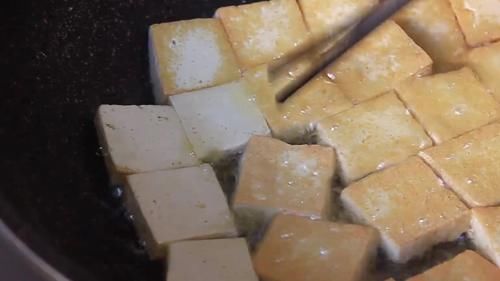 我家最爱的豆腐煲,揭盖香气扑鼻,边吃边炖太过瘾了,简单又美味