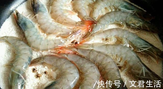 大虾|盐焗虾只需五步就能做好,最后加点“它”,盐焗虾更入味更鲜美