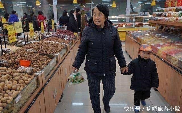 长辈|奶奶带孙子吃酒席,结束后成全村笑料,隔代育儿的这些痛谁知道