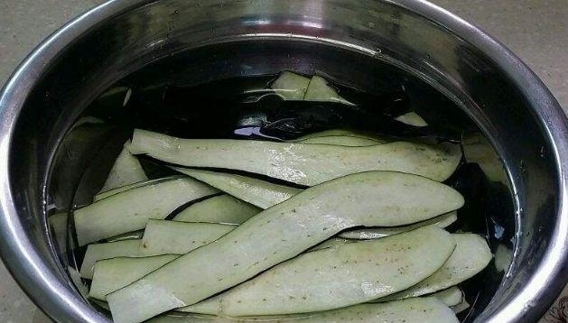 炒茄子, 要不要先“放油”? 听饭店厨师说完, 才发现我炒错了多年