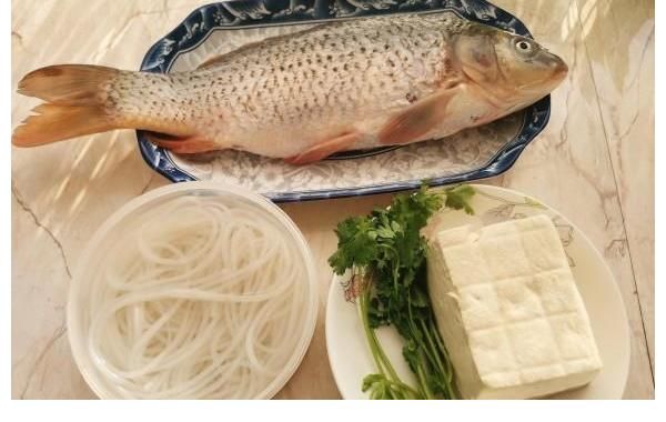 东北|鲤鱼怎样做好吃，教你东北四大炖之一“得莫利炖活鱼”营养不油腻