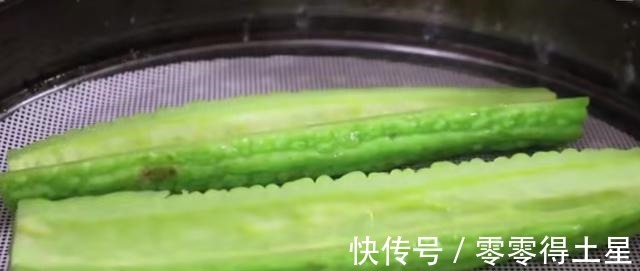 小米椒|这才是苦瓜最正确的做法，不苦不涩，开胃又下饭，我家一周吃6次！