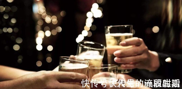 脸色发黑$爱喝酒之人,若酒后第二天出现3个表现,可能是肝脏提醒该戒酒了