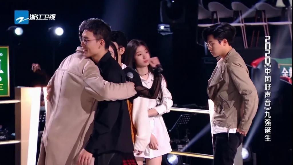 老外将巨大弹力球从大坝扔了下去,毫发无伤,网友:球的质量真好!