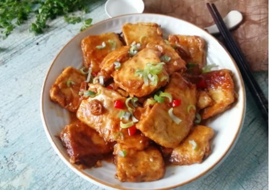 半碗面粉,一块豆腐,两个鸡蛋,教你豆腐独特做法,和吃肉一样香