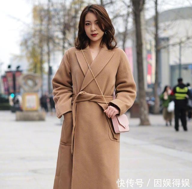 街拍小姐姐穿着黑色网纱的仙女裙,太有感染力了