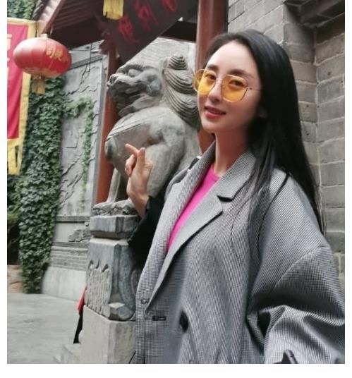 星光大道一夜成名，出名之后沒(méi)去撈金，而是被人包養(yǎng)成情婦