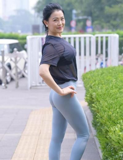 爱运动的辣妈气质动人,魅力无瑕,散发出健康与时尚的美