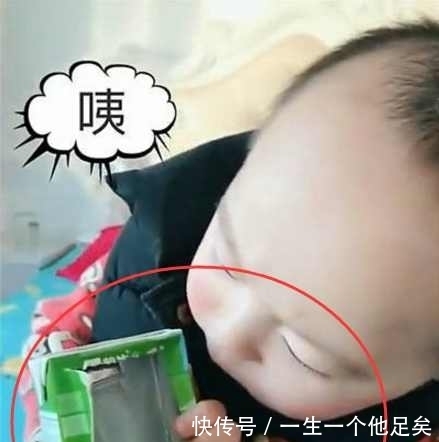 妈妈把蔬菜汁装进牛奶盒里给宝宝喝，宝宝喝完后的表情亮了！